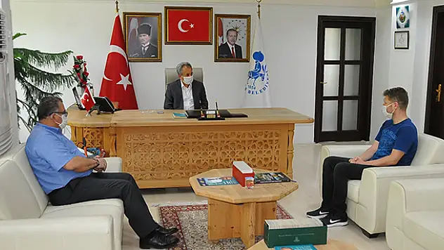 Yarışmada kazananlar bisikletlerini teslim alıyor
