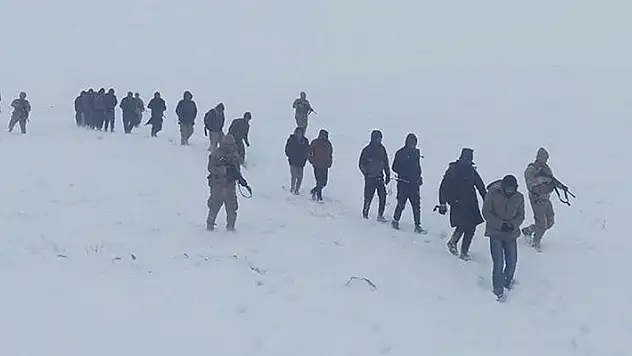 Yasa dışı yollarla yurda giren 33 kaçak göçmen donmak üzereyken jandarma kurtardı

