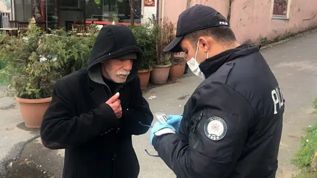 Yasağa uymayan yaşlılar ilginç görüntüler oluşturdu