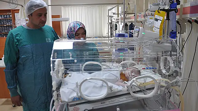 'Yaşamaz' denilen minik Mehmet Konya'da yaşama tutundu