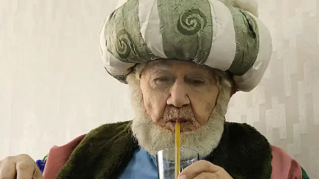 Yaşına rağmen tiyatrodan kopamıyor