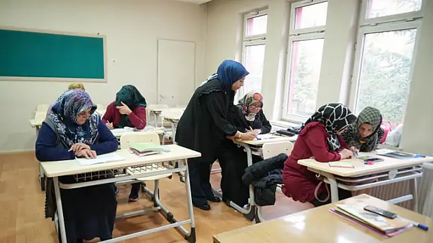 Yaşlarına aldırmadılar, okuma yazma öğrenmeye başladılar
