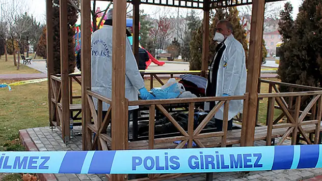 Yaşlı adam kameriyede ölü bulundu