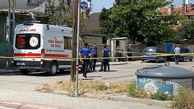 Yaşlı adam marketten evine giderken hayatını kaybetti