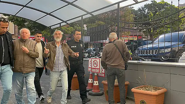 Yaşlı adamı darp eden şahıs adliye girişinde gazetecilere kendini savundu