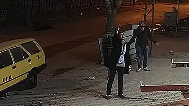 Yaşlı adamı defalarca bıçaklayıp tekmelediler