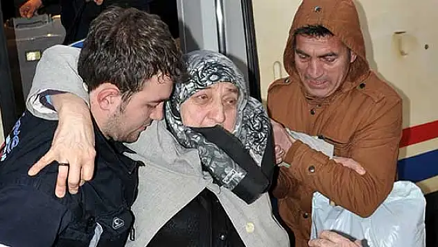 Yaşlı çift trende uyuyunca makinist geri döndü