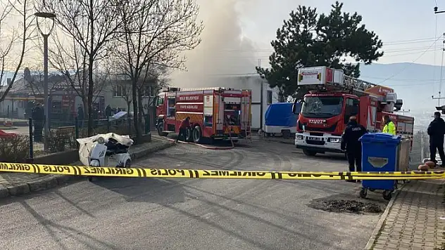 Yaşlı çiftin balkona koyduğu kömür kovası 3 evi yaktı
