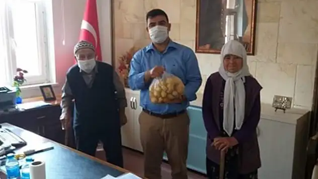 Yaşlı çiftten kaymakama patates hediyesi