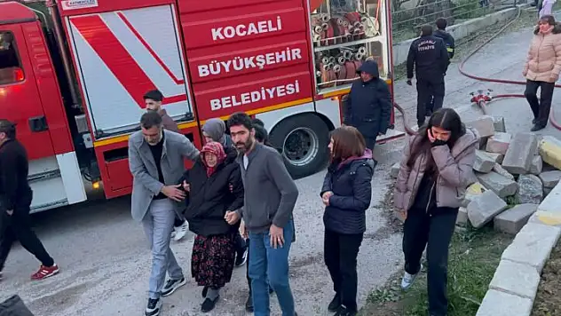 Yaşlı kadın alevlerin arasından son anda kurtarıldı