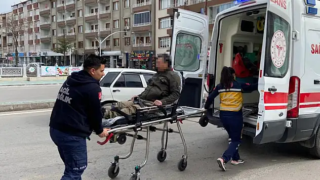 Yaşlı kadına çarpmamak için elektrikli bisikletten düştü
