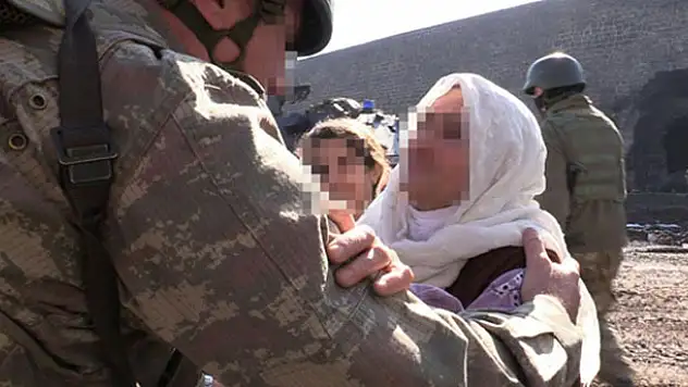 Yaşlı kadından askere: Onları ezin alnınızdan öpeyim