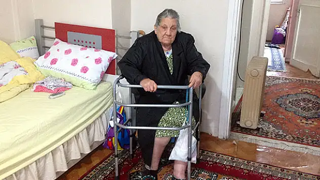 Yaşlı kadını dövüp, mezar parasını çaldılar!