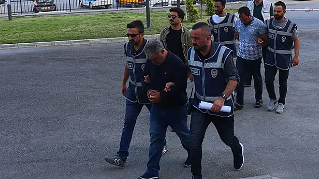 Yaşlı kadını duayla kandırıp 50 bin liralık bilezik çalan 2 dolandırıcı Konya'da yakalandı