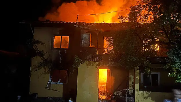 Yaşlı kadının 2 katlı evi küle döndü