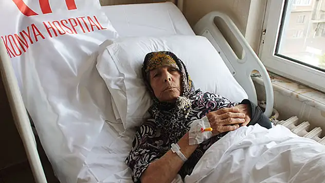 Yaşlı kadının kırılan omzu protez takılarak düzeltildi
