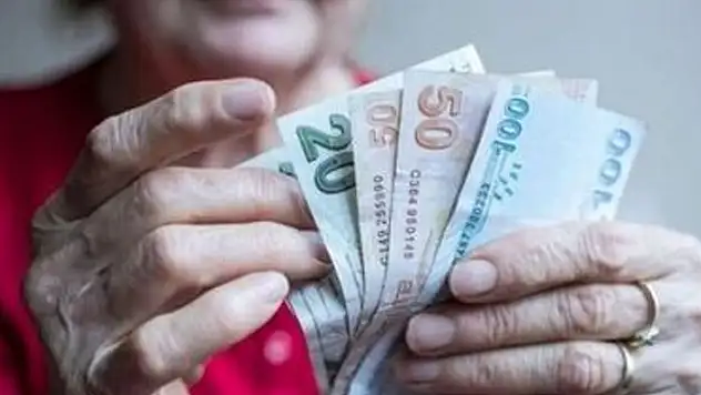 Yaşlı ve engelli aylıkları hesaplara yatırılmaya başlandı

