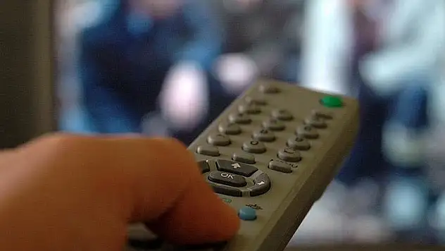 Yaşlılar günde 5 saati televizyon başında geçiriyor