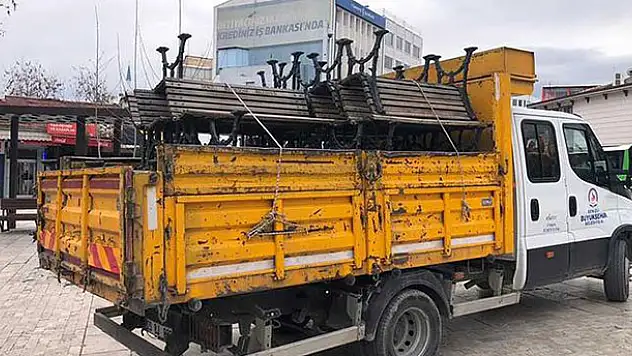 Yaşlılar uyarıları dikkate almayınca, son çare banklar söküldü