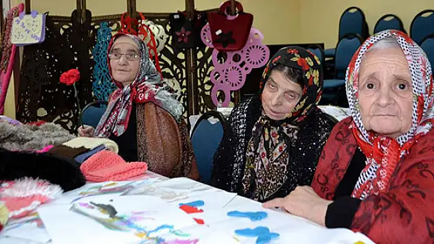 Yaşlılardan 500 eserlik sergi