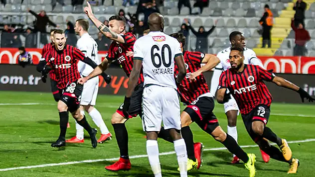 Yatabare'nin çenesi kırıldı!