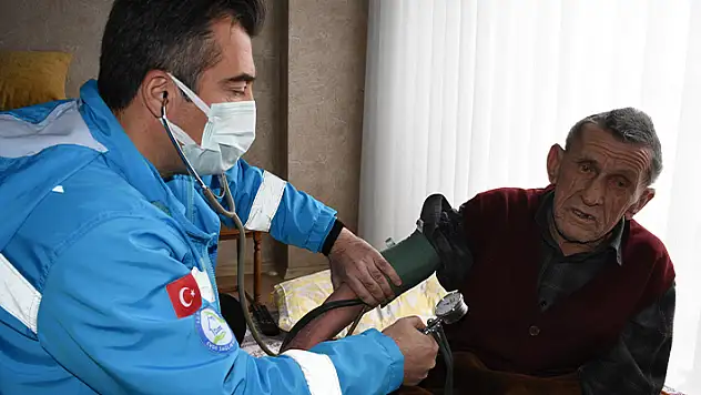 Yatağa bağımlı Konyalı gazinin hayatı, evde sağlık hizmetiyle kolaylaştırılıyor
