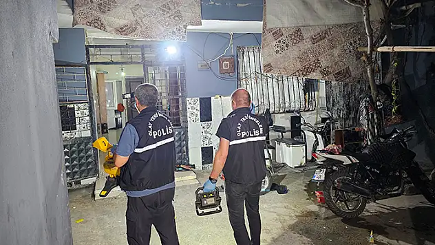 Yatağında uyurken silahlı saldırıya uğrayan kişi yaralandı
