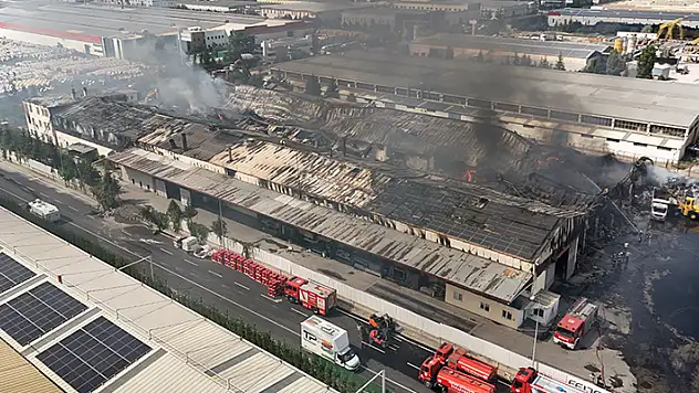 Yatak keçesi üreten fabrikadaki yangın 17 saatte tamamen söndürüldü
