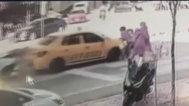 Yaya geçidinde anne ve bebeğe otomobil çarptı