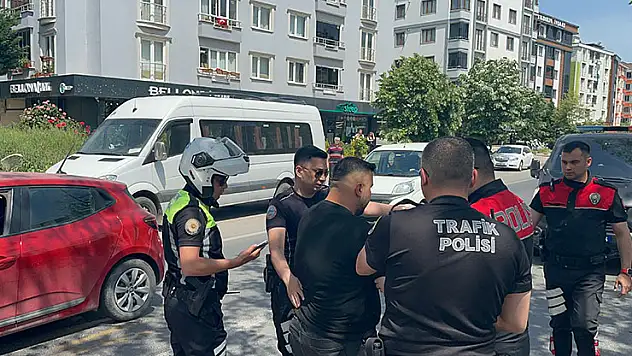 Yaya geçidinde kendisini uyaran yayayı dövdü