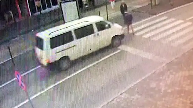 Yaya geçidinde minibüsün çarptığı yaya ağır yaralandı kaza kamerada

