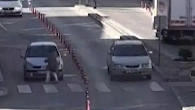 Yaya geçidinden geçen kadına araç çarptı
