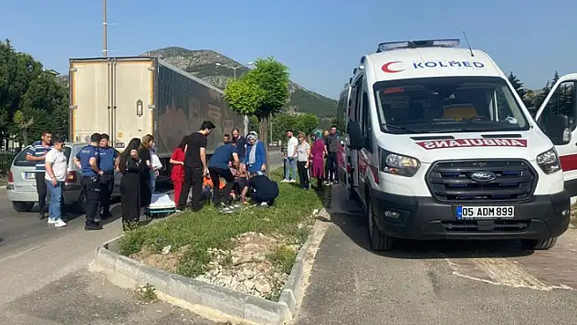 Yayaya yol vermek için yavaşlayan tıra peşinden gelen otomobil çarptı: 1 yaralı
