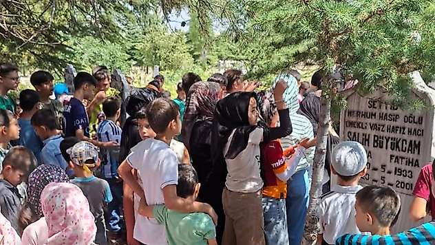 Yaz Kur'an kursu öğrencilerinden şehitlere vefa