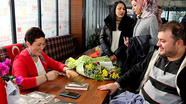 Yazar Ayşe Ünüvar kitaplarını imzaladı