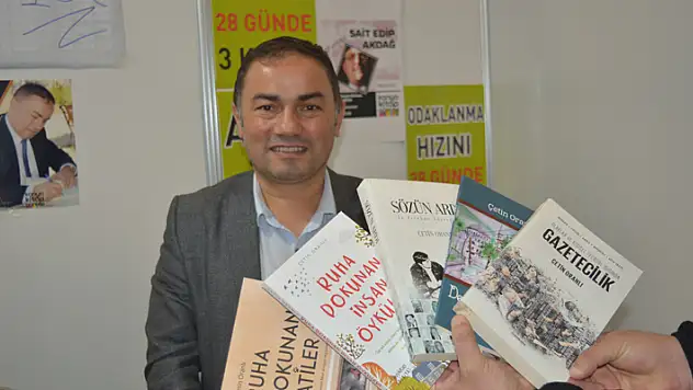 Yazar Çetin Oranlı, Kitap Günleri'nde eserlerini imzaladı