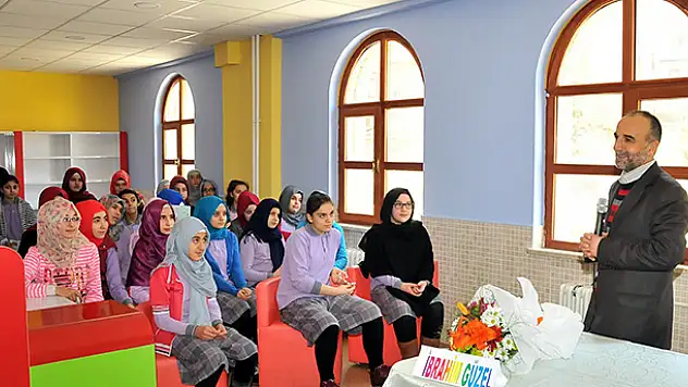 Yazar İbrahim Güzel öğrencilerle buluştu