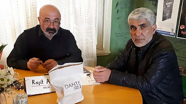 Yazar Raşit Aker kitaplarını imzaladı