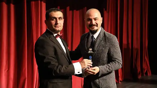 Yazarımıza yılın en iyi  eğitim programı ödülü