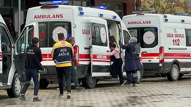 Yedikleri şekerden zehirlenen 15 öğrenci hastaneye kaldırıldı
