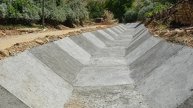 Yellice'de Sel Baskınına Karşı Kanal Yapılıyor