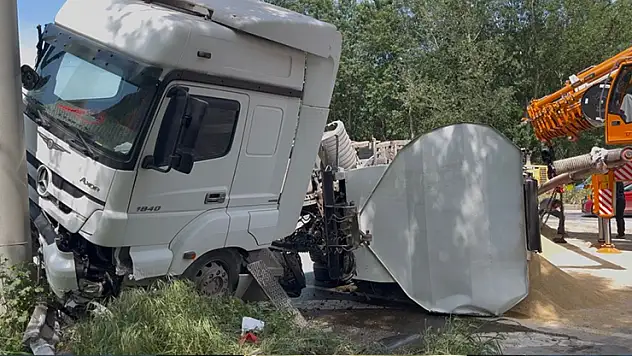 Yem yüklü tır devrildi, kara yolu 2 saat ulaşıma kapandı