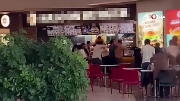 Yemeği beğenmeyince garsonu dövdüler!
