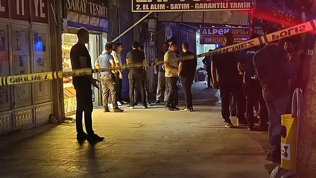 Yemek yerken çıkan tartışmada karısını öldürdü