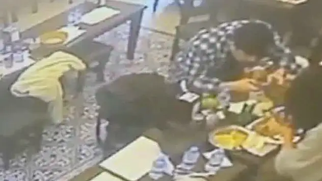Yemek yerken dudağını böcek ısırdı, şikayetçi oldu