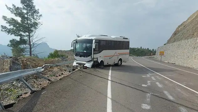 Yeni Antalya-Konya kara yolunda midibüs bariyerlere çarptı: 2 yaralı 