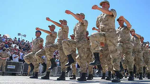Yeni askerlik sistemi teklifi yasalaştı