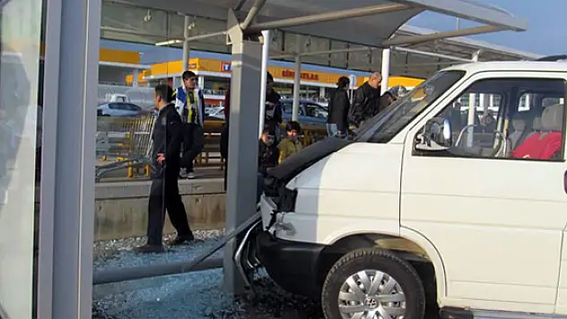 Yeni ehliyet alan kadın sürücü durağa girdi