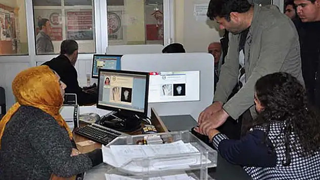 Yeni kimlik kartlarına bir ayda 2 milyon başvuru yapıldı