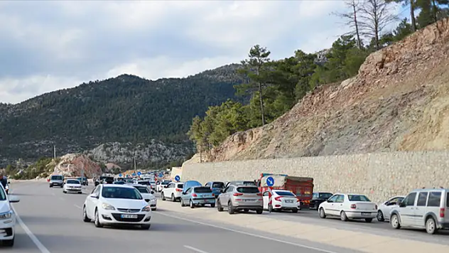 Yeni Konya-Antalya kara yolunda bayram yoğunluğu